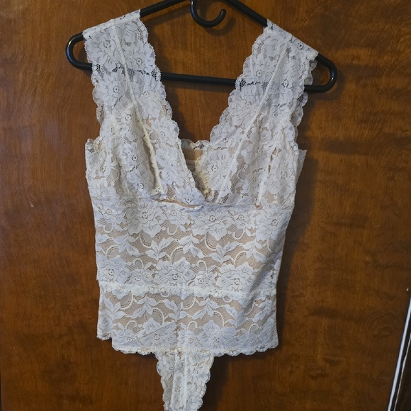 NanaMacs Other - NanaMacs Cream Lace Detail